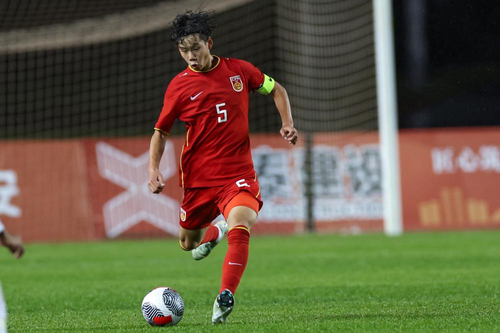 亚泰为客场全勤球迷颁发纪念证书，谭龙、徐浩峰等人参与颁奖
